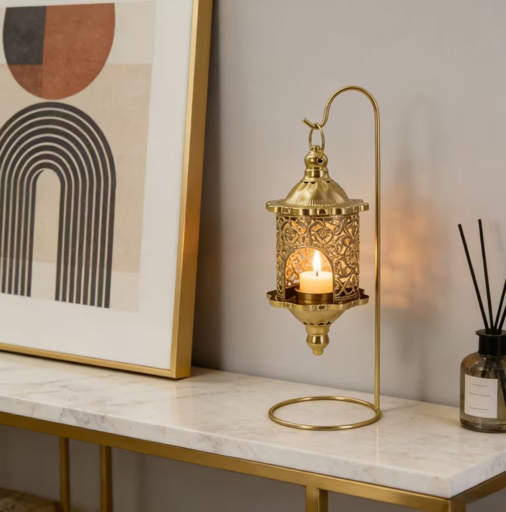 A Birdcage Candle Holder, European-Style Hollow Tabletop Decoration, Suitable for Creating a Romantic Lighting Ambiance in Bedrooms And Living Rooms